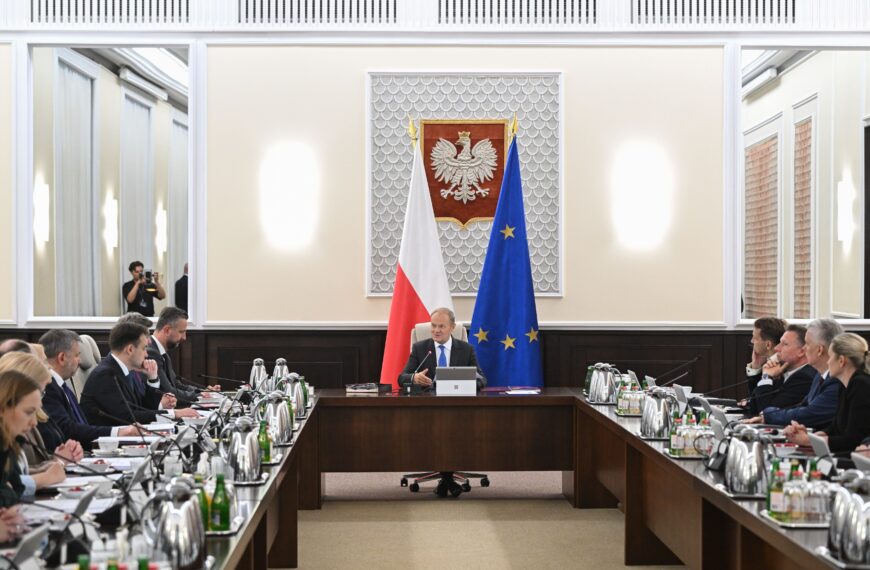 Zarobki lekarzy. Donald Tusk o projekcie ich kontroli. Rząd już go przyjął