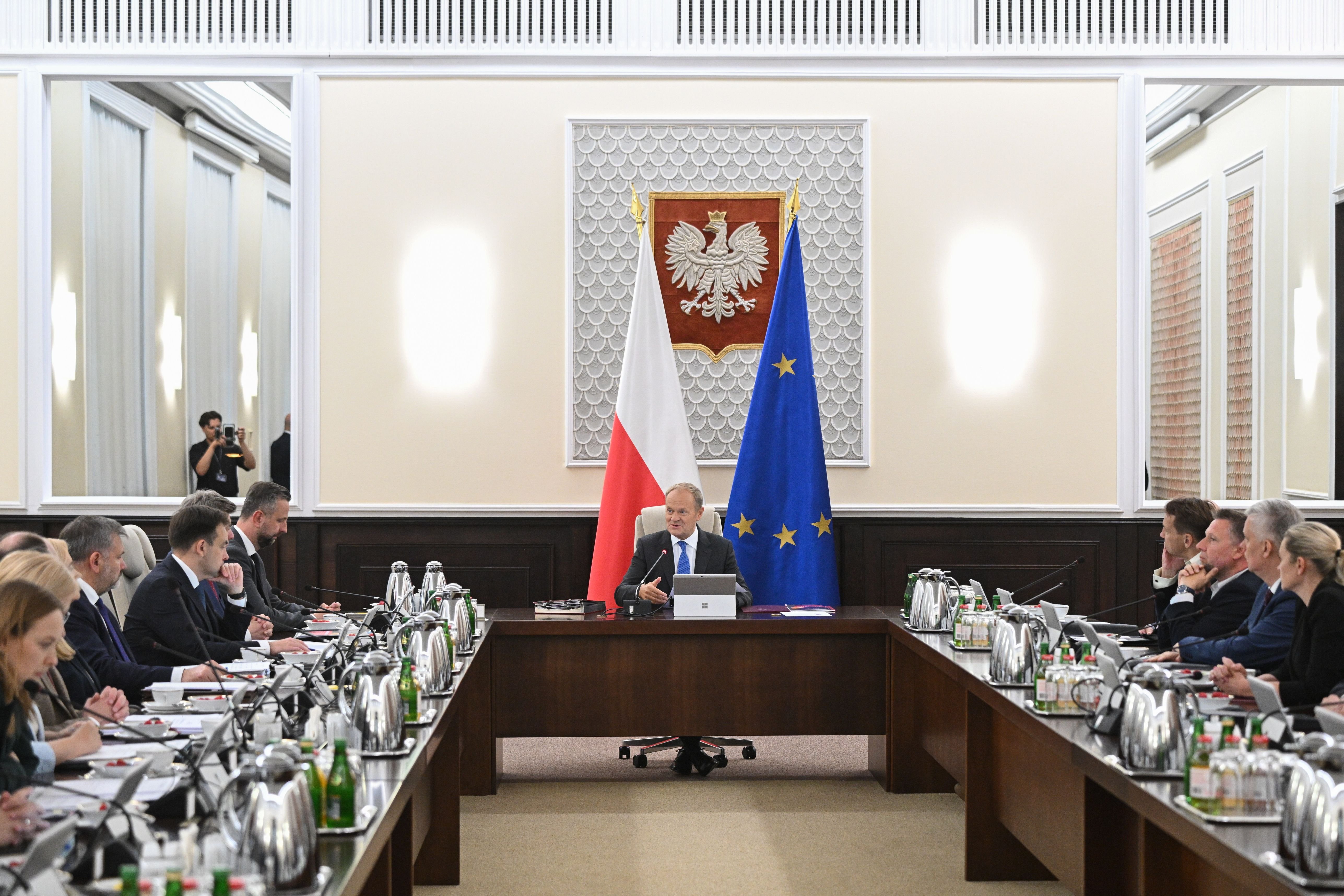 Zarobki lekarzy. Donald Tusk o projekcie ich kontroli. Rząd już go przyjął 2