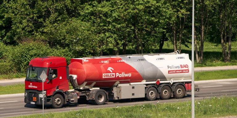 Orlen podał wtorkowe ceny hurtowe paliw. Ceny oleju napędowego poszły w górę. 3