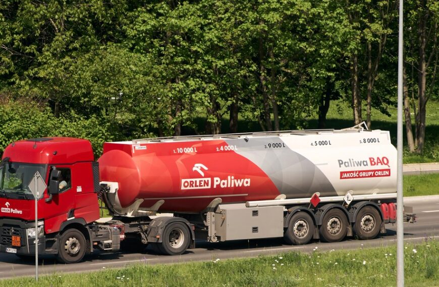 Orlen podał wtorkowe ceny hurtowe paliw. Ceny oleju napędowego poszły w górę.