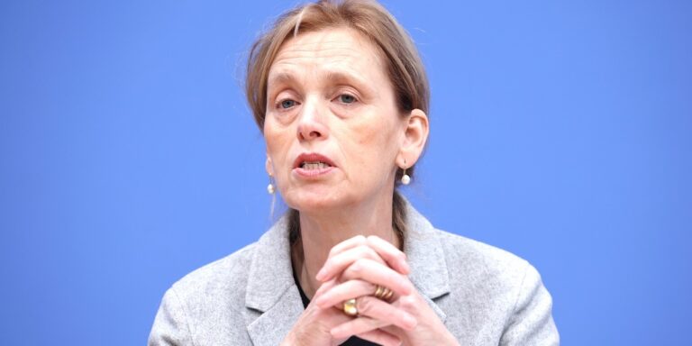 Niemcy rezygnują z wprowadzenia dyrektywy o przejrzystości wynagrodzeń. Firmy mogą napotkać trudności 13 Niemcy rezygnują z wprowadzenia dyrektywy o przejrzystości wynagrodzeń. Firmy mogą napotkać trudności 8