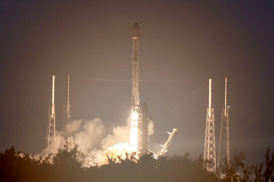 Rakieta SpaceX Flacon 9 startuje z kompleksu startowego 8 czerwca 2026 r. w Stacji Sił Kosmicznych Cape Canaveral na Florydzie
