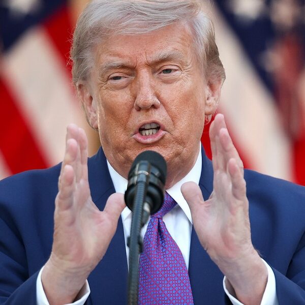 Donald Trump zmniejsza opłaty celne na wybrane towary. Celem jest&hellip;