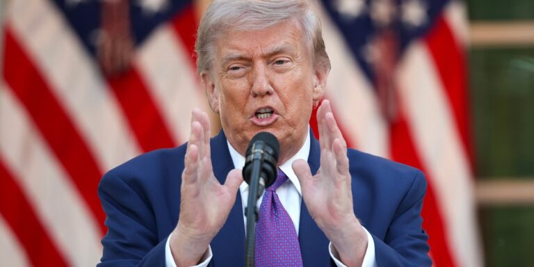 Donald Trump zmniejsza opłaty celne na wybrane towary. Celem jest "wzmocnienie inwestycji" 3