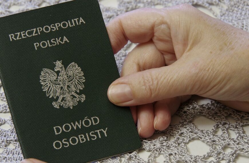 Zielony dokument tożsamości może zwiększyć wysokość emerytury. Sekret tkwi w jednej rzeczy.