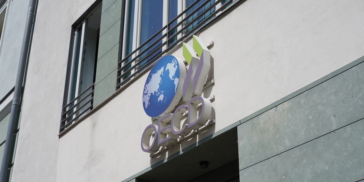 Nowe przewidywania dotyczące światowego wzrostu gospodarczego. Niektóre kraje mogą doświadczyć recesji. 2 Logo OECD