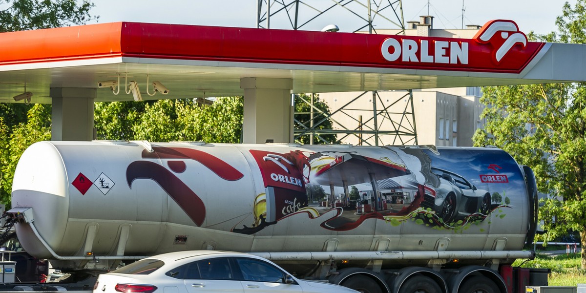 Budżet państwa otrzyma o miliard złotych mniej. Zmiana w daninie od nadzwyczajnych zysków 2 Nowy podatek uderzy m.in. w koncern Orlen