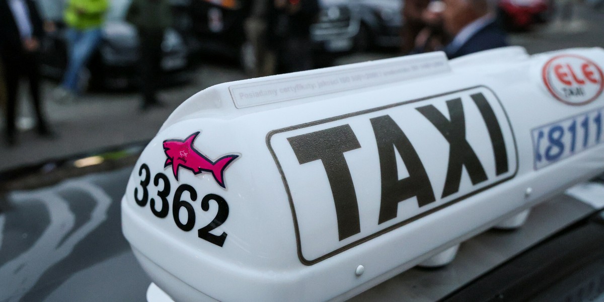 Badanie opinii: Obywatele Polski oczekują od kierowców taksówek posiadania krajowych uprawnień do jazdy. 2 Uczestników badania zapytano o to, czy wszyscy kierowcy taksówek powinni być zobligowani do zdania polskiego egzaminu na prawo jazdy przed rozpoczęciem pracy w branży przewozowej (zdjęcie poglądowe)