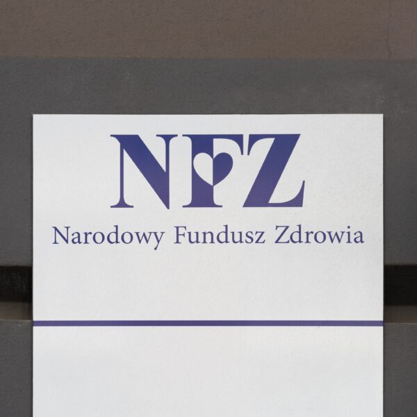Polskie życie 48 Dochody Narodowego Funduszu Zdrowia na rok 2027 przewidują znaczną niedobór.…