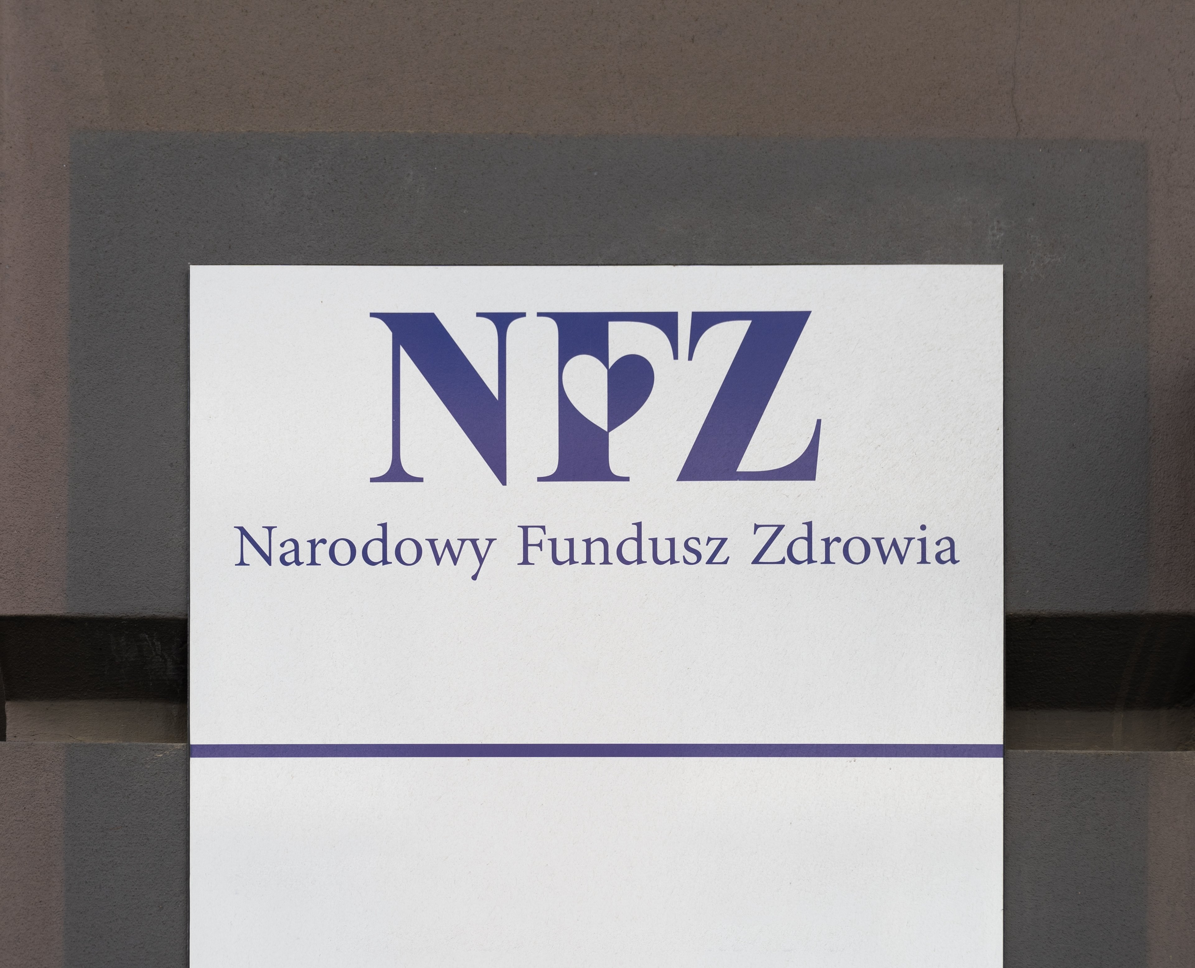 Dochody Narodowego Funduszu Zdrowia na rok 2027 przewidują znaczną niedobór. Konsekwencje tego deficytu wpłyną na osoby potrzebujące opieki medycznej. 2