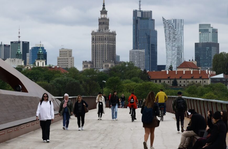 Polskie życie 35 Polscy pracownicy należą do czołówki w Unii Europejskiej pod względem przepracowanych godzin.…