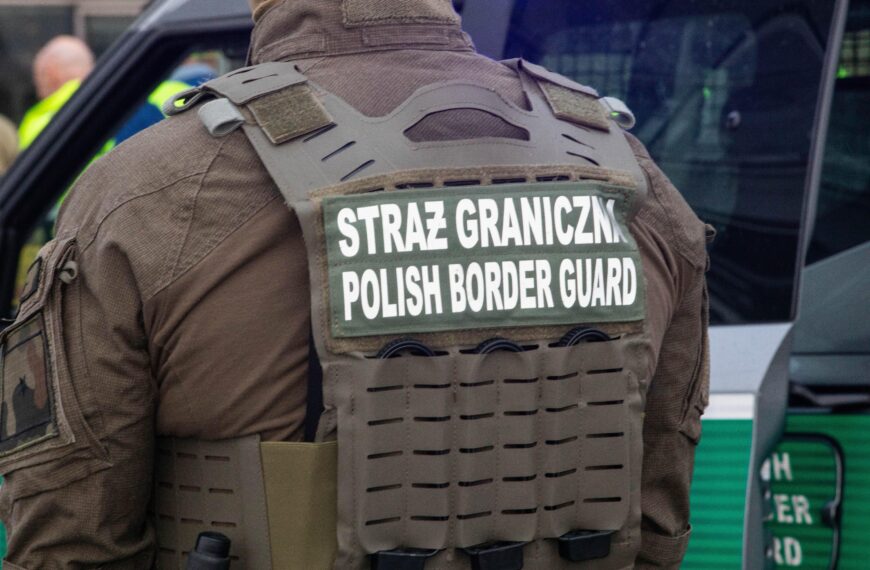 Zarzuty dla pięciu osób za pomoc cudzoziemcom w nielegalnym przekroczeniu granicy Polski.