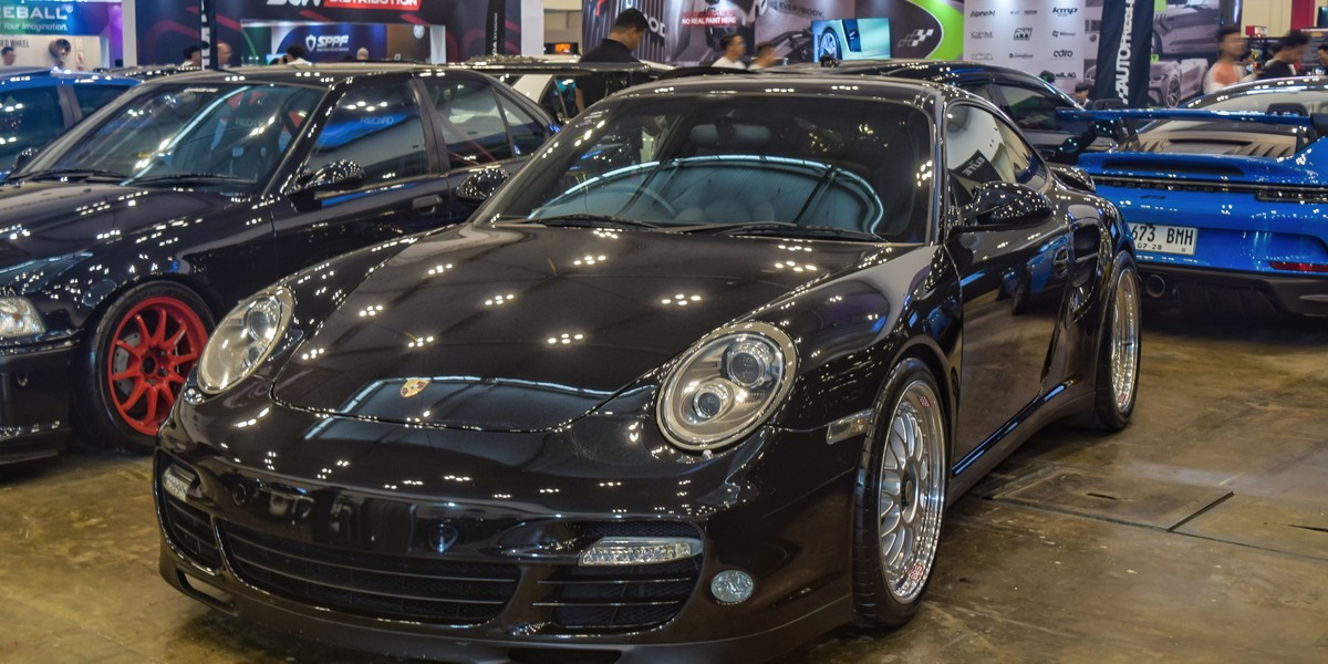 Czarny Porsche 911 Turbo S 997 coupe na wystawie The Elite Showcase