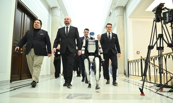 Robot z Chin w polskim parlamencie. Specjaliści ostrzegają: urządzenie przesyła&hellip;