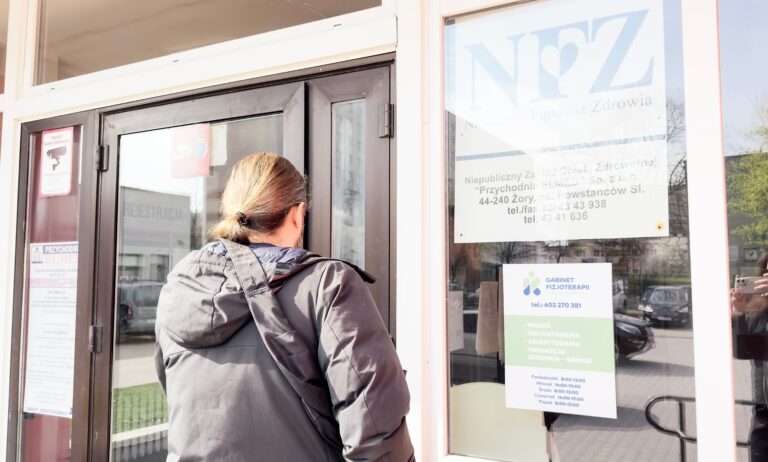 Mniejsza liczba uchodźców z Ukrainy korzysta z publicznej służby zdrowia, wynika z danych NFZ 9