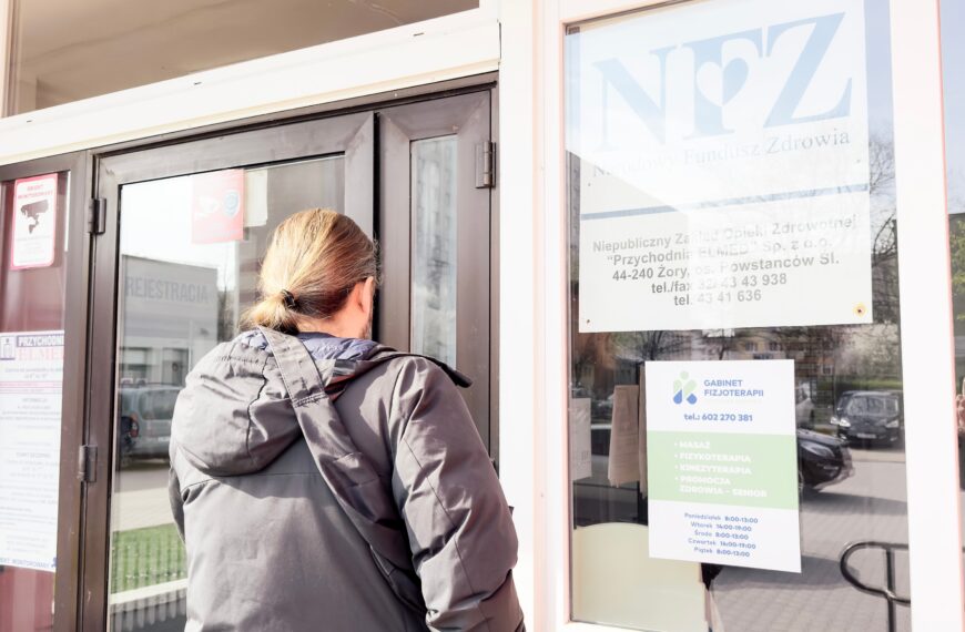 Mniejsza liczba uchodźców z Ukrainy korzysta z publicznej służby zdrowia, wynika z danych NFZ