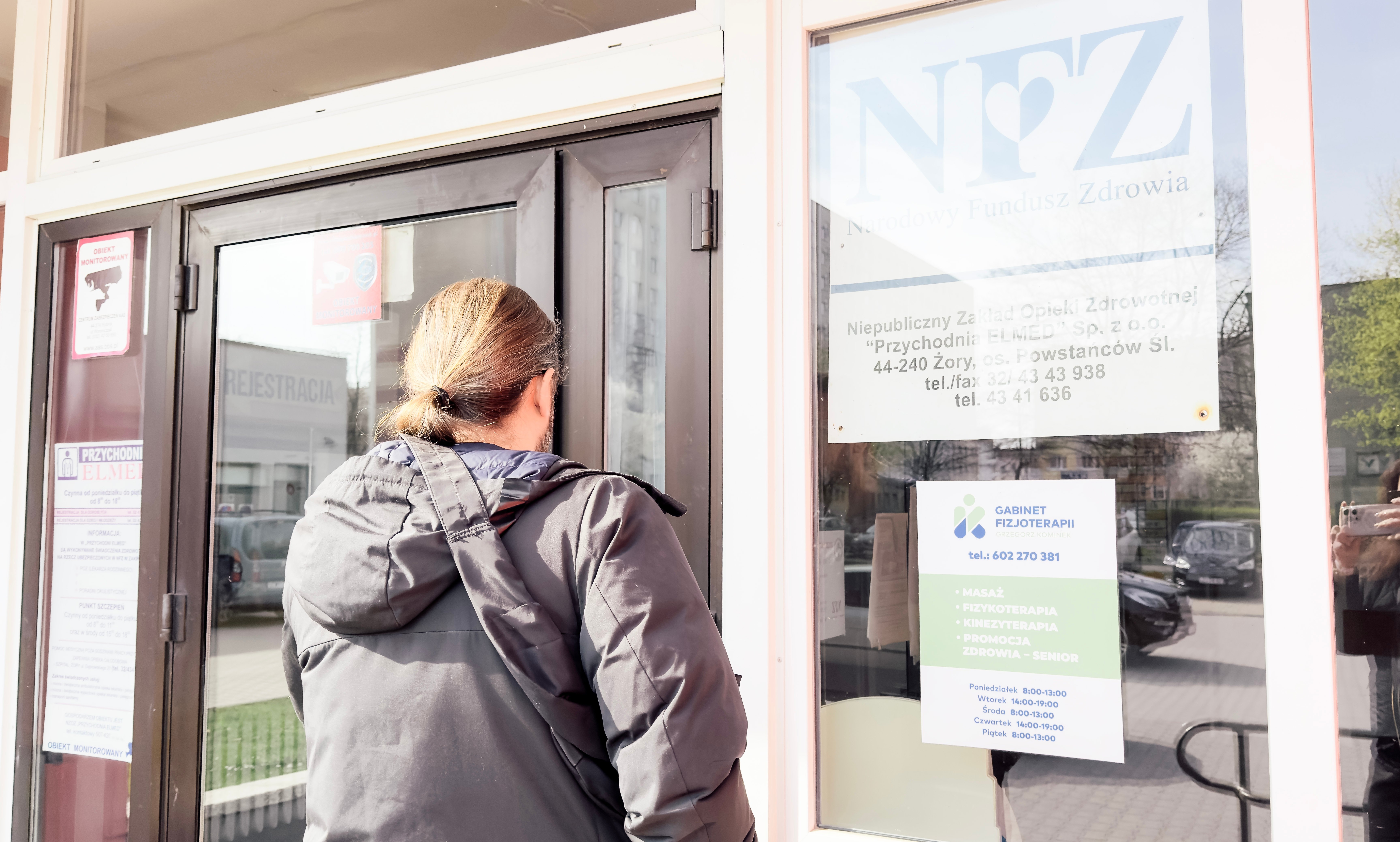 Mniejsza liczba uchodźców z Ukrainy korzysta z publicznej służby zdrowia, wynika z danych NFZ 2
