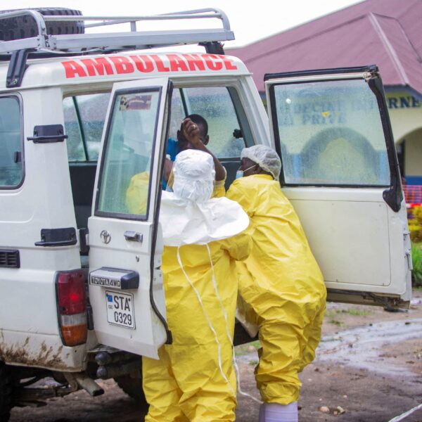 Ebola w Afryce. WHO ostrzega: Epidemia postępuje w rekordowym tempie
