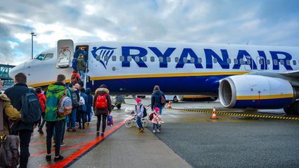 Rodzice muszą płacić, by siedzieć z dziećmi. Ryanair: absurdalne dochodzenie