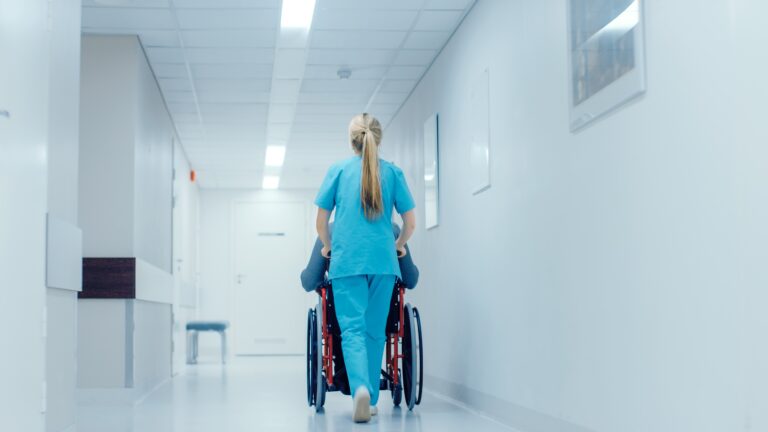 Starzenie się społeczeństwa w Polsce. Liczba pacjentów w podeszłym wieku rośnie w szybszym tempie niż liczba specjalistów medycyny geriatrycznej 13