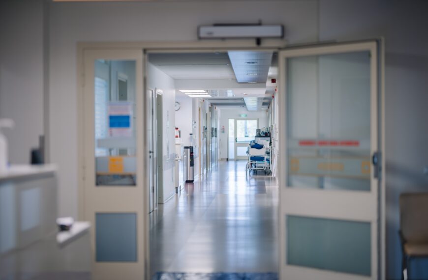 Polskie życie 85 Miasto zamierza zweryfikować dochody lekarza Dawida Kacprzyka, który w ciągu dwunastu miesięcy zarobił 1,6 miliona złotych.