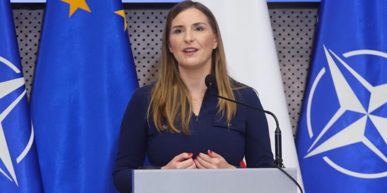 Środki z SAFE już dotarły do Polski. Pierwsza część pieniędzy wpłynęła do przedsiębiorstw. 4 Środki z SAFE już dotarły do Polski. Pierwsza część pieniędzy wpłynęła do przedsiębiorstw. 3