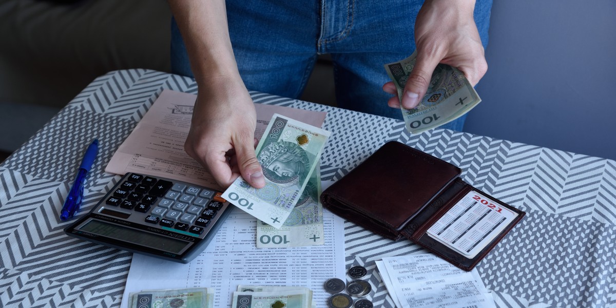 Polacy na wiosnę: wydatki pod szczegółową analizą. Największym wyzwaniem okazały się wyjazdy i wakacje. 2 Najpopularniejszą strategią zarządzania budżetem jest planowanie go z wyprzedzeniem i odkładanie pieniędzy na swoje cele