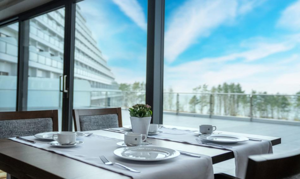 Polskie życie 34 Restauracyjne ceny w Hotelu Gołębiewski w Pobierowie, od tataru z łososia po sushi