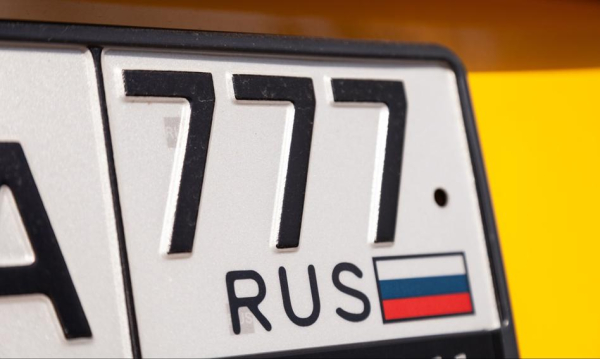 Rosyjski kryzys motoryzacyjny. Samochody kosztują średnio 3,5 miliona rubli, a dealerzy zalani niesprzedanym towarem