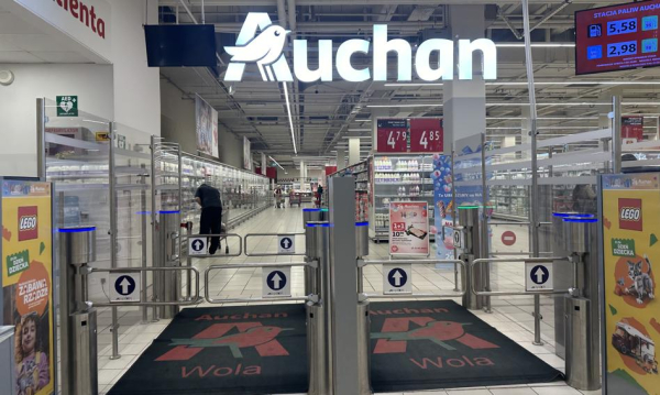 „Środki finansowe są dostępne, lecz nie dla zatrudnionych”. W Auchanie zamiast podwyżki o 140 zł pracownicy otrzymali po 50 zł.