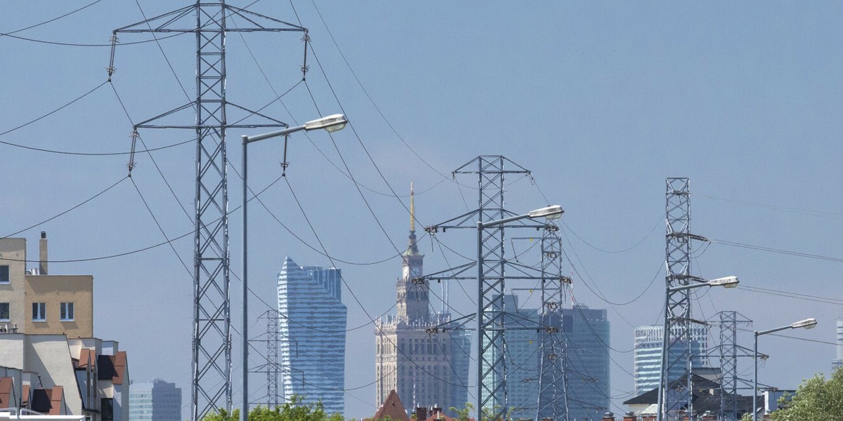 Polskie Sieci Elektroenergetyczne ogłosiły stan alarmowy na rynku energii elektrycznej. Wprowadzają nadzwyczajne rozwiązanie. 2 PSE podkreślają, że decyzja nie wpływa na odbiorców indywidualnych (zdjęcie podglądowe)