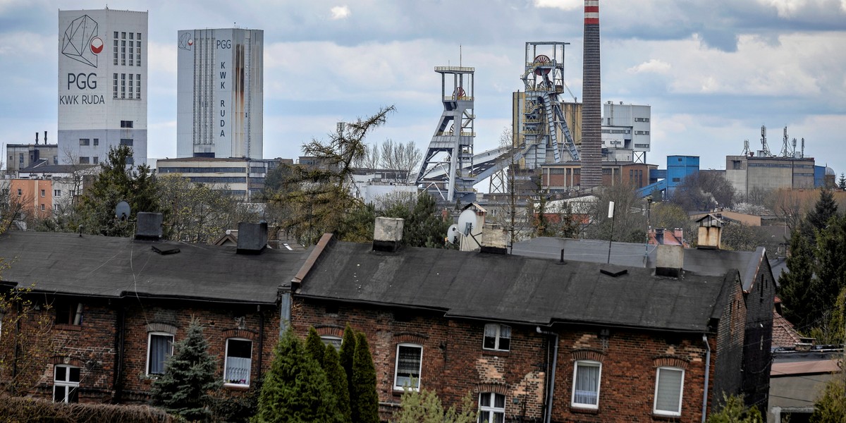 Bielszowice dobiega końca. Znana przyszłość pracowników. 2 Ruda Śląska — widok na dzielnicę Bielszowice i kopalnię do zamknięcia