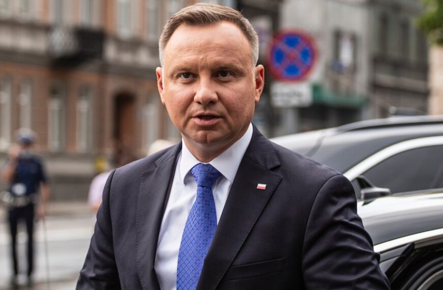 Polskie życie 37 Milionowe przychody za książkę Andrzeja Dudy. To był pierwszy projekt…