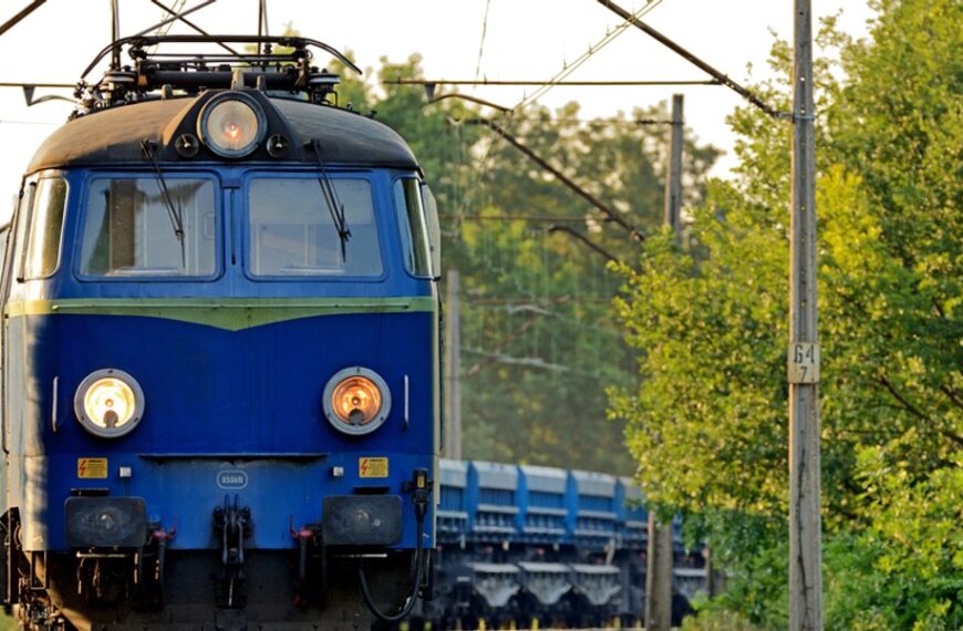 Polskie życie 27 Fala upałów w Polsce wpływa na transport kolejowy. Podjęto istotną decyzję przez…