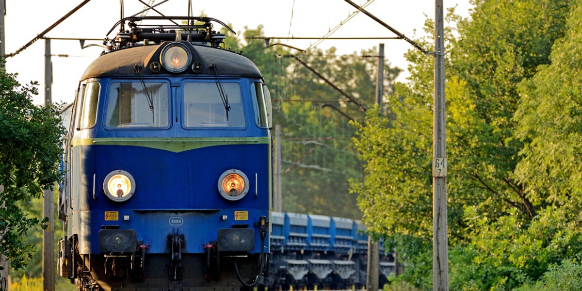 Fala upałów w Polsce wpływa na transport kolejowy. Podjęto istotną decyzję przez rząd. 2 PKP na kilka godzin wstrzyma ruch pociągów towarowych w całej Polsce (zdjęcie podglądowe)