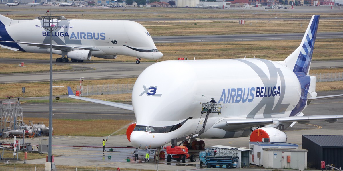 Lotnictwo i przestrzeń kosmiczna napędzane miliardami euro. Europejski Bank Inwestycyjny wspomaga rozwój Airbusa 2 Dwa samoloty transportowe Airbus Beluga XL na lotnisku Tuluza-Blagnac. Beluga przewożą części samolotów z fabryk w Europie do montowni Airbusa w Tuluzie
