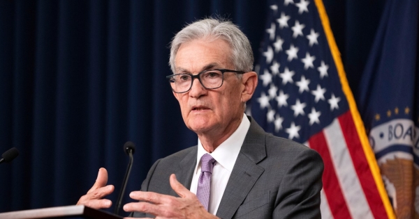 Jerome Powell, szef Fedu przemówił w Jackson Hole. Przekaz jest zdecydowanie "gołębi" - w USA nadchodzi czas cięcia stóp procentowych /ROBERTO SCHMIDT /AFP