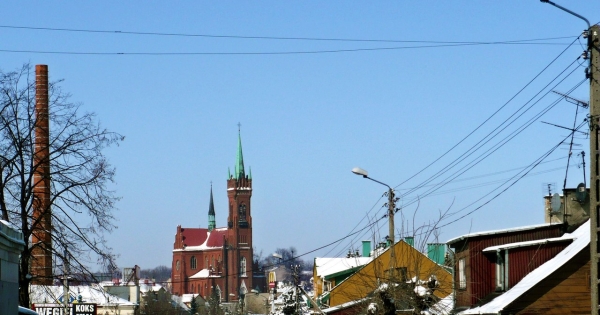 Nie wszystkim mieszkańcom Zgierza podoba się fakt, że z powodu budowy mieszkań na wynajem parafia przeprowadziła wycinkę drzew /Mietek Ł/Wikimedia Commons/CC BY-SA 3.0 /