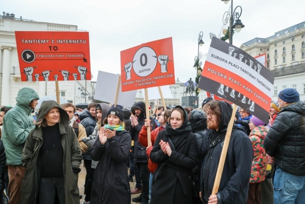 Twórcy zebrali się w środę 21 lutego, aby protestować przeciwko braku tantiem z internetu /Piotr Molecki/East News /East News