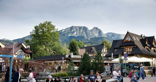 Turyści spoza Polski chętnie odwiedzają Zakopane /Michal Wozniak/East News /East News